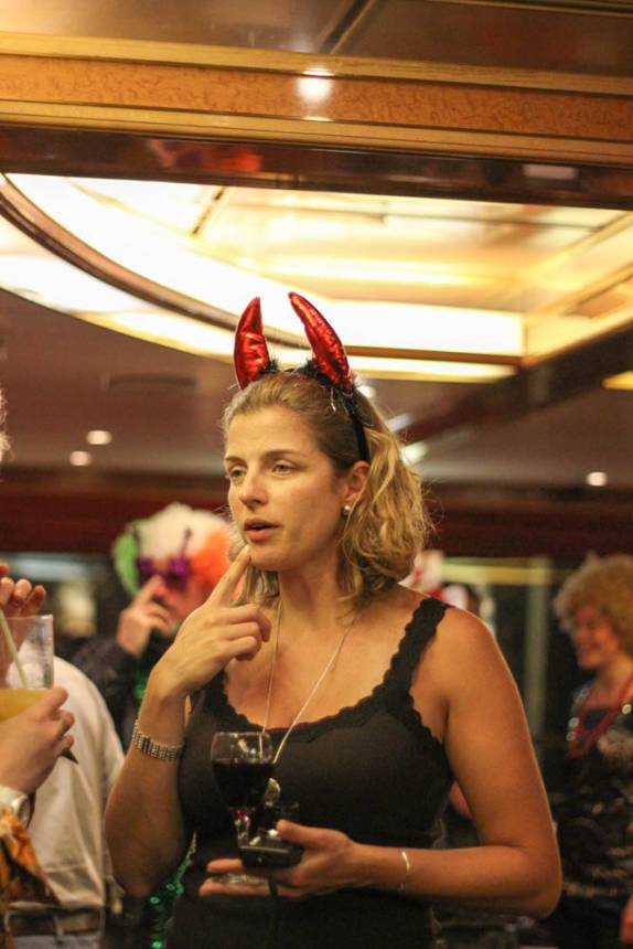 A Ana durante a primeira festa a bordo do Sea Spirit, no trecho entre Buenos Aires e as Ilhas Malvinas (foto de Marla Barker)